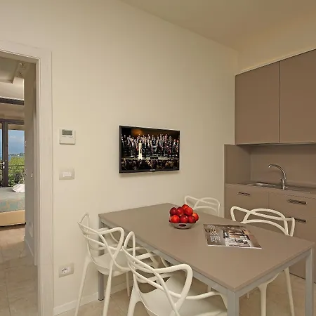 Hotel Residence Holiday 3* סירמיונה