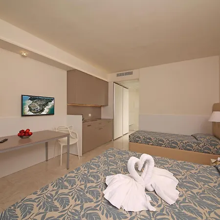 Hotel Residence Holiday מלון דירות סירמיונה