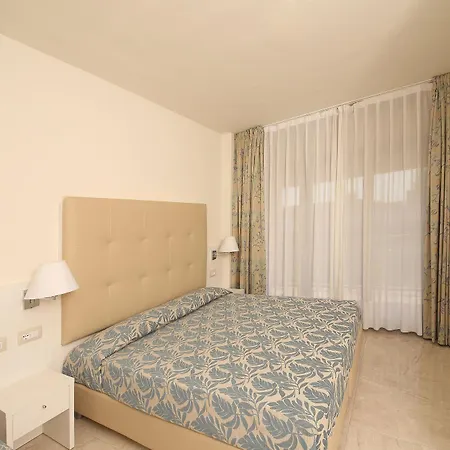 Hotel Residence Holiday מלון דירות