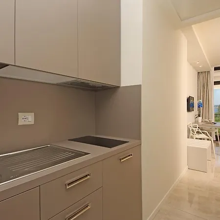 Hotel Residence Holiday מלון דירות 3*