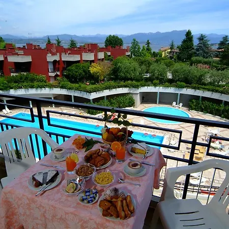 Hotel Residence Holiday מלון דירות סירמיונה