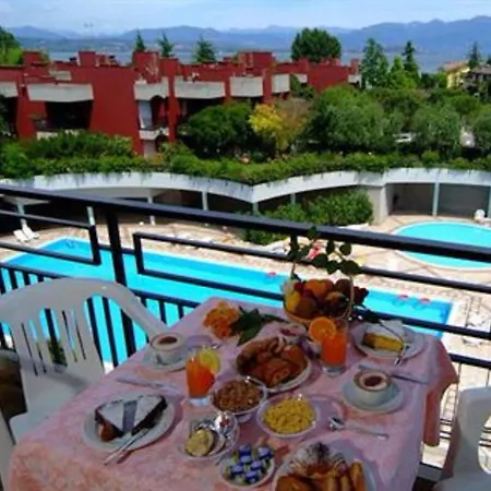 Hotel Residence Holiday מלון דירות סירמיונה